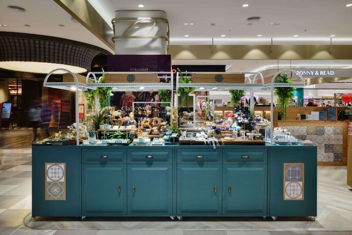 遇見好飾-竹北大遠百專櫃 小馬賽克磚牆展示區|商空設計與商品陳列結合