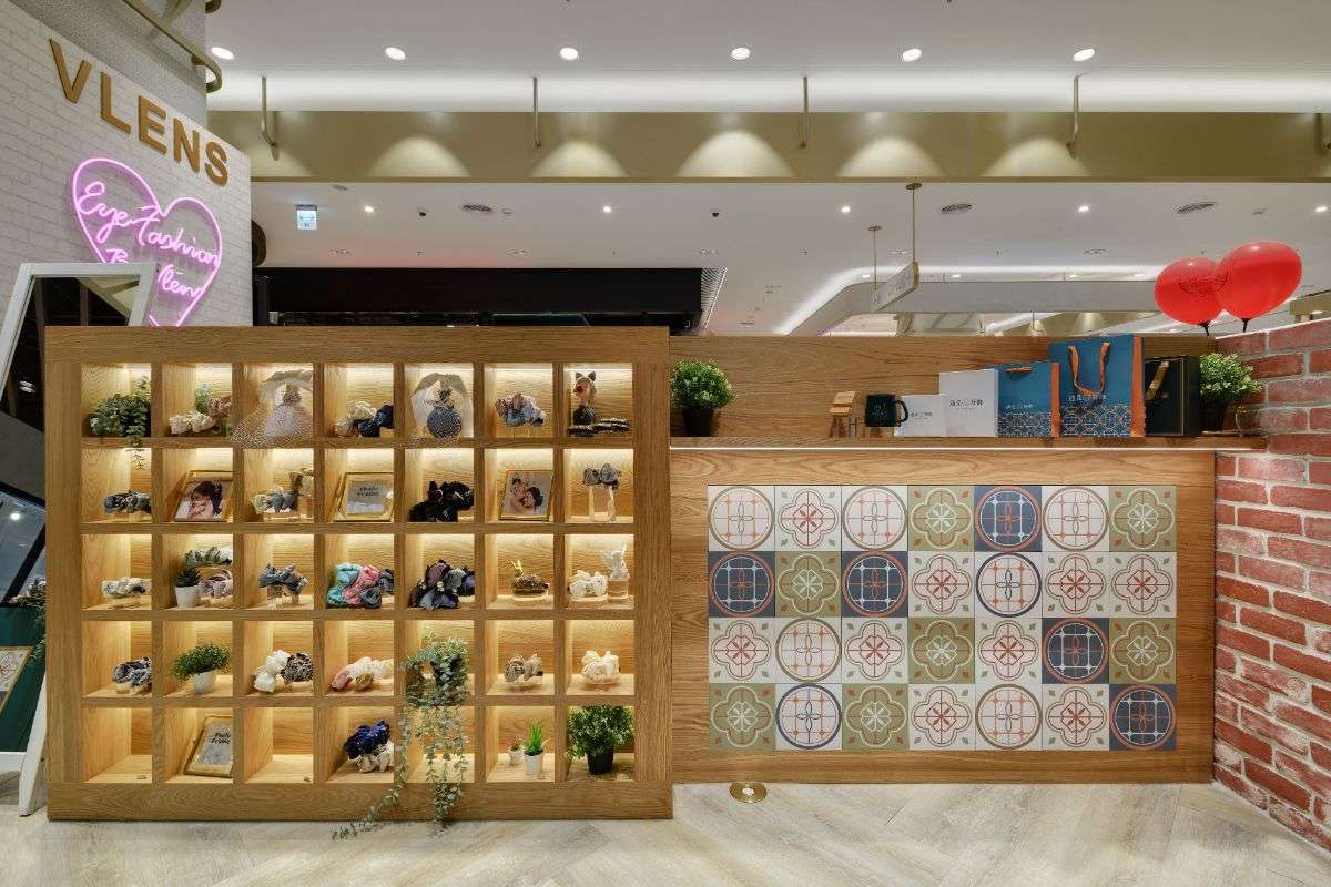 遇見好飾-竹北大遠百專櫃 木紋九宮格櫃搭配自然植栽|零售空間設計案例