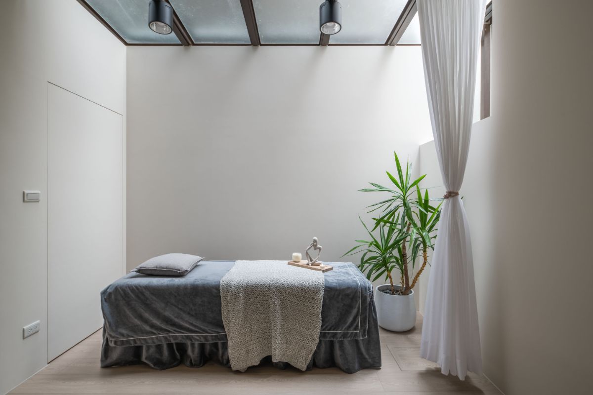 透天設計案例｜一樓工作室樓梯與玻璃天井動線