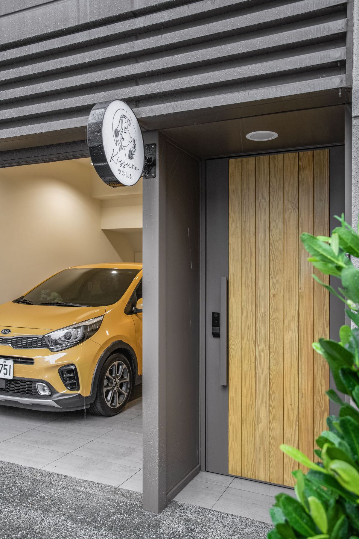 灰色木質透天老屋翻新｜訂製南方松大門與迎賓門廳