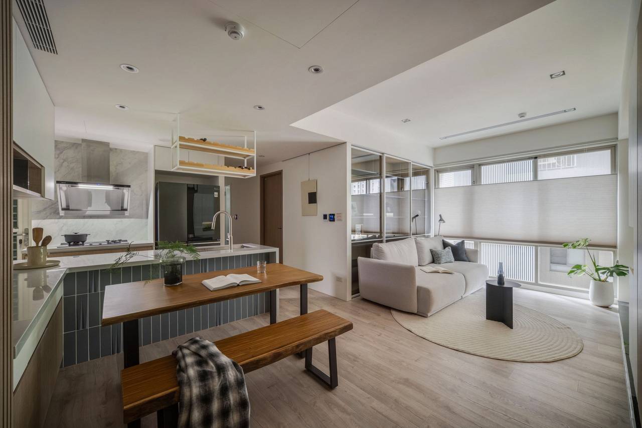 家,是一種可以深呼吸的風景 舊屋翻新實例|廚房重新設計 U 型中島與灰藍磁磚