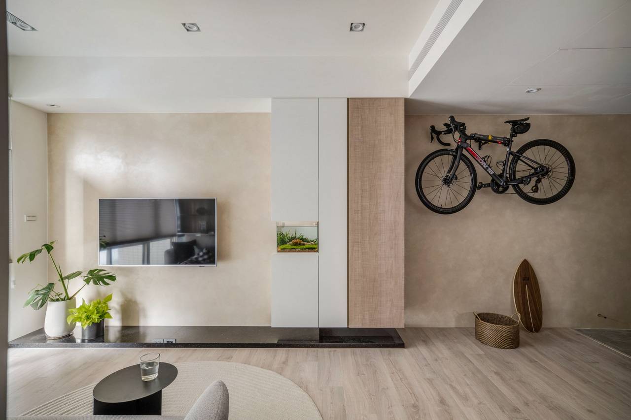 家,是一種可以深呼吸的風景 新竹老屋翻新案例|內嵌魚缸藝術塗料電視牆