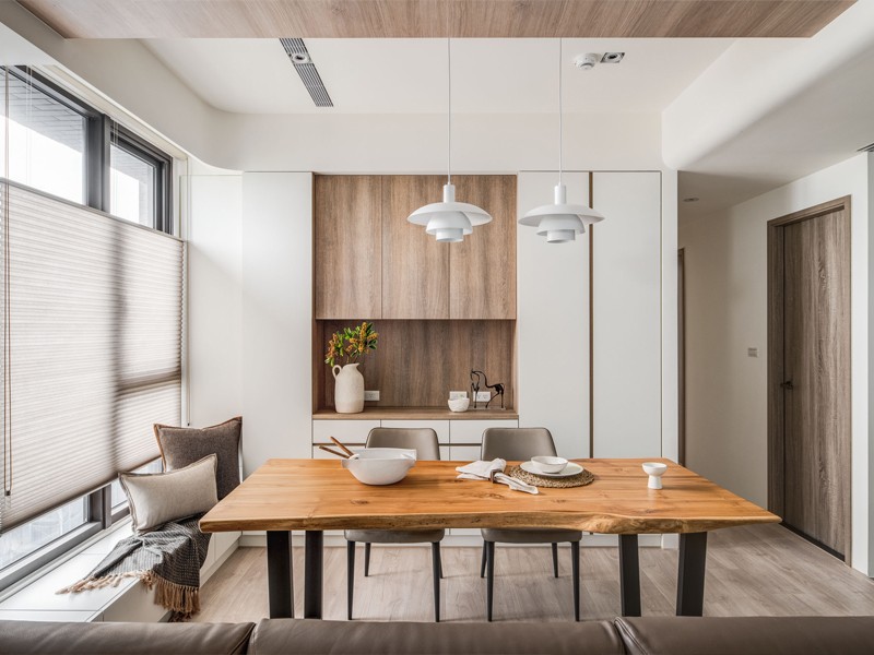 彷彿走進一杯奶茶裡！純白與木質的極致療癒