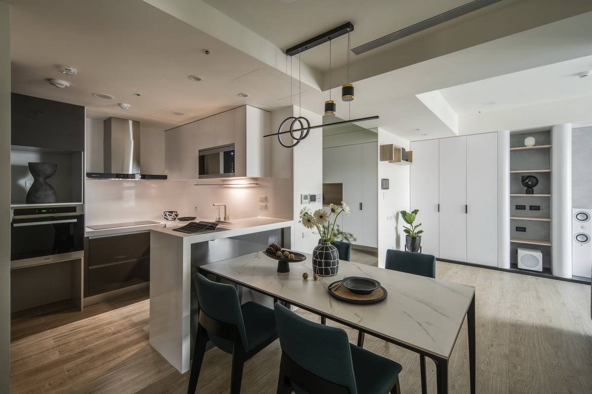 剛與柔之間的黑白灰向度 剛與柔之間的黑白灰向度