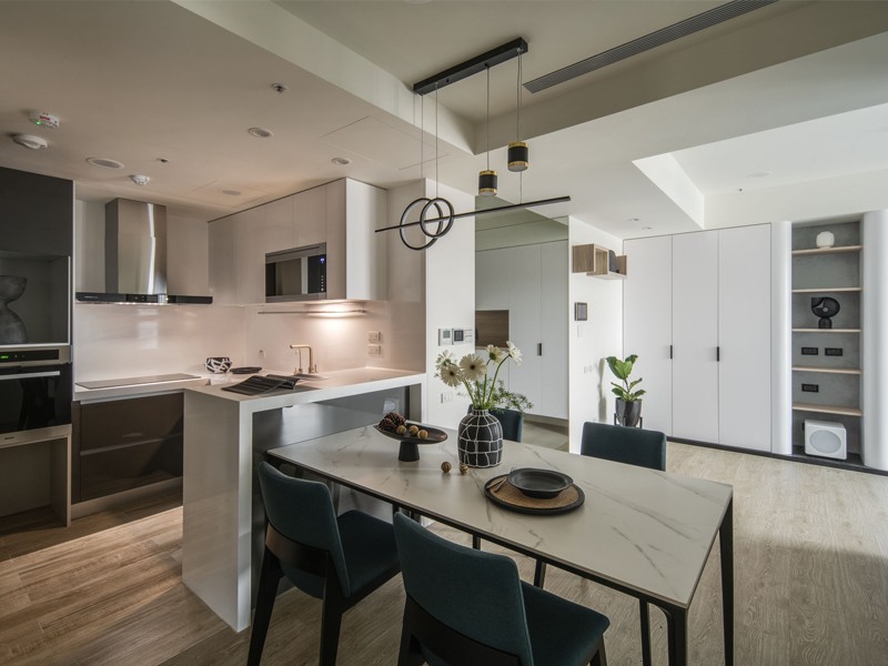 剛與柔之間的黑白灰向度